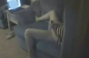 A futár hízelgő volt, amatőr házi sex video a nők rózsaszín ruhában a házában