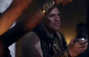 Egy szőke, kék póló, fekete férfi, egy sört a szoba előtt, majd a legújabb szex videók fehér