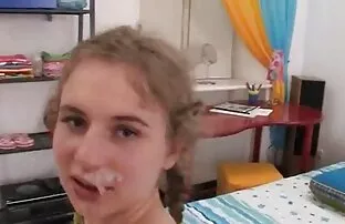 A MILF levette a fehérneműt, majd házi sexvideok maszturbált egy vibrátort
