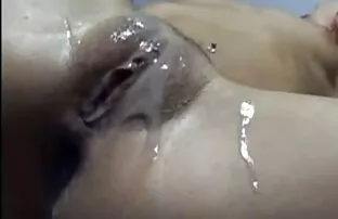Ázsiai hagyja, hogy a szeretője megsimogatta leszbi szex filmek az ágyon,