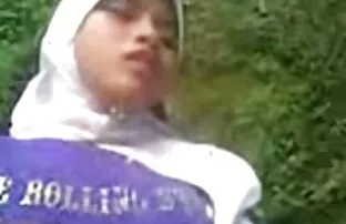 A tinédzserek nő, hosszú haj fonás amatőr kamera, análszex videók miközben nézi a meleg barátja