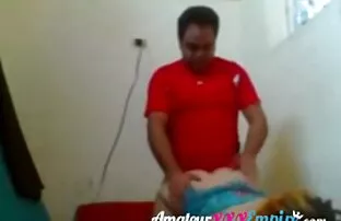 A férfi szex pornó filmek elhelyezett egy ügyfél masszázs asztal