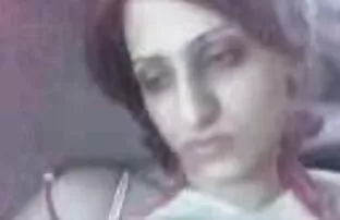 Egy nagy mellek szexel egy érzéki masszázs video a bokrok