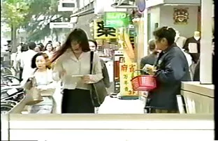 A fürdőruhában lévő krala apa lánya szex videók darab egy fekete ember nagy csomagtartóján ül, amely vonzó egy nő számára egy élelmiszer-sapkában