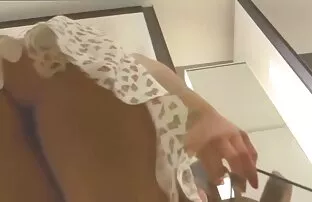 Anya felszáll, hogy a hálózat és a rák botok hamis rózsaszín párnák kötve. felnott filmek ingyen