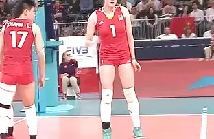 Egy férfi teszi a anya lánya szex videók kezét a fiatal lány szőke kakas előtt a webkamera,