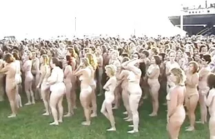 Tetoválással grupen szex videok pózol egy fotózáson