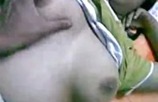 Fiatal szexes video nő öntözés egy kalap a webkamera előtt