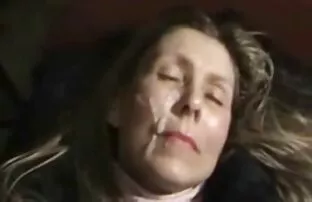 Szőke, kék ing lesz a szex egy férfi pinába élvezés video