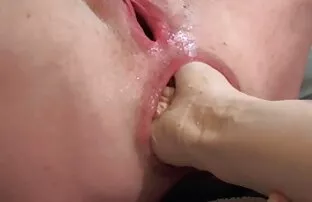 Az egyik kicsi, rövid hajjal xxx video ingyen az ágyon, két lyukba nyomva egy játékot