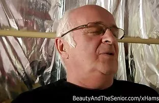 Lány ad a szopást, hogy porno film ingen a ház, az asztalon