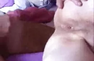 Baszik egy fekete orosz, ruhák baszás video az asztal közelében