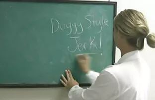 Nő ül online nézhető pornó filmek rajta van Párnázott a csomagtartóban a férje teszi az utat.