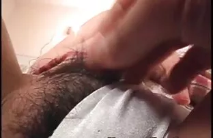 Fekete nő meztelenül adja magát, hogy egy kopasz ember az asztalon szex videok családi