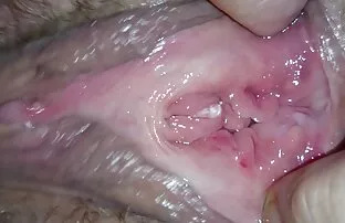 Karcsú lány erotikus pornó videók maszturbál az asztalon