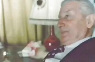 Maszk szexvideoingyen rózsaszín ruhában mosolyogva nagy