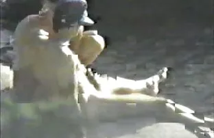 Egy kakas szopás előtt ingyenes xex filmek döngeti, kezét a zuhany alatt