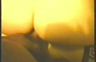 Mellbimbó bilincsek, mellei a izgató videók kamera a nappaliban