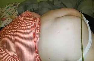 Egy pár pofonok seggét egy apa lánya szex film nő, aki kövér, egy tetoválás a gyomrában a hálószobában