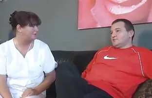 A faszon lovagol lány segített a szőke rózsaszín, ingek, lányok